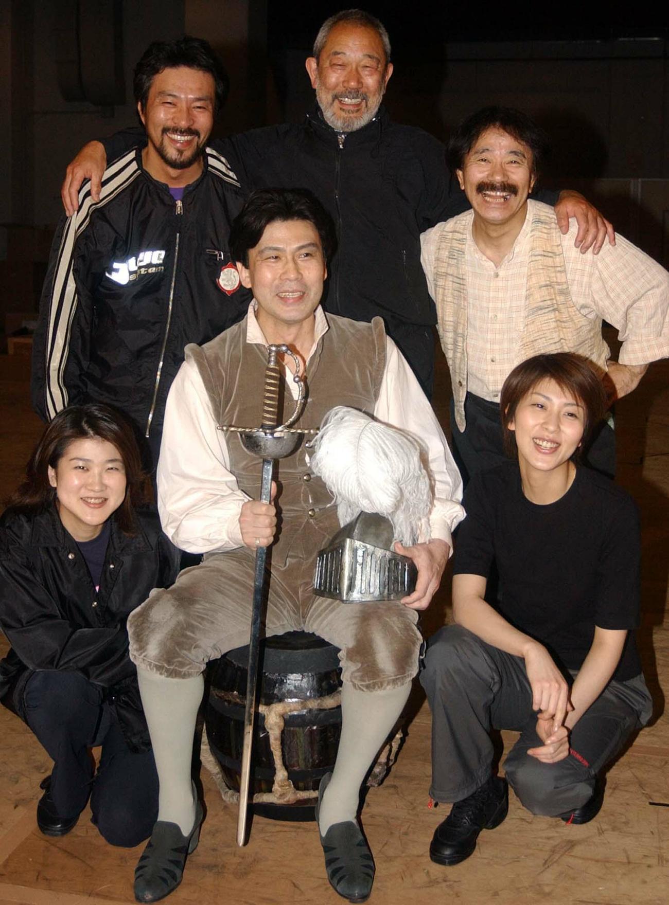 「ラ・マンチャの男」顔寄せで笑顔をみせる前列左から松本紀保、松本幸四郎、松たか子、後列左から福井貴一、上條恒彦、佐藤輝（2002年4月撮影）