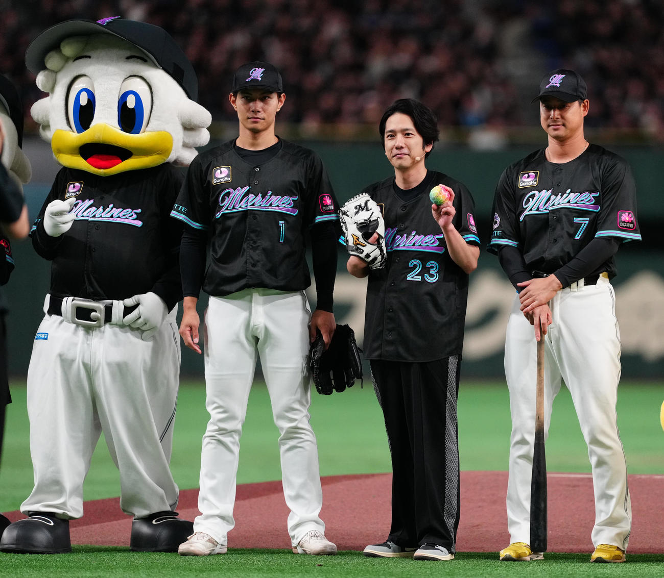 ロッテ対楽天　ファーストピッチでの投球を終え、ロッテ藤岡（右）、藤原（左）と記念撮影に納まる二宮和也（撮影・鈴木みどり）