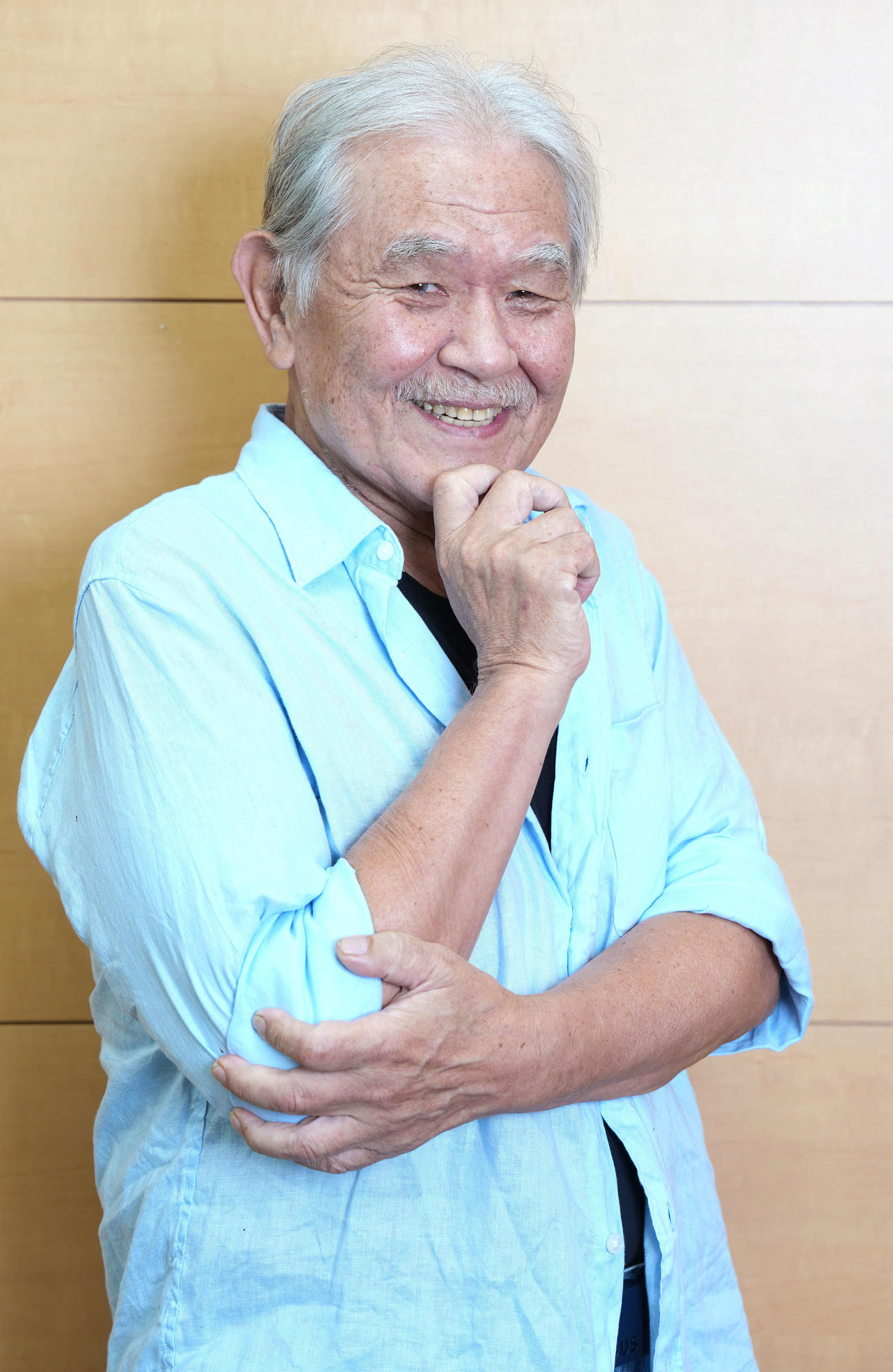 照れながらポーズをしてくれた渡辺哲（撮影・小島史椰）