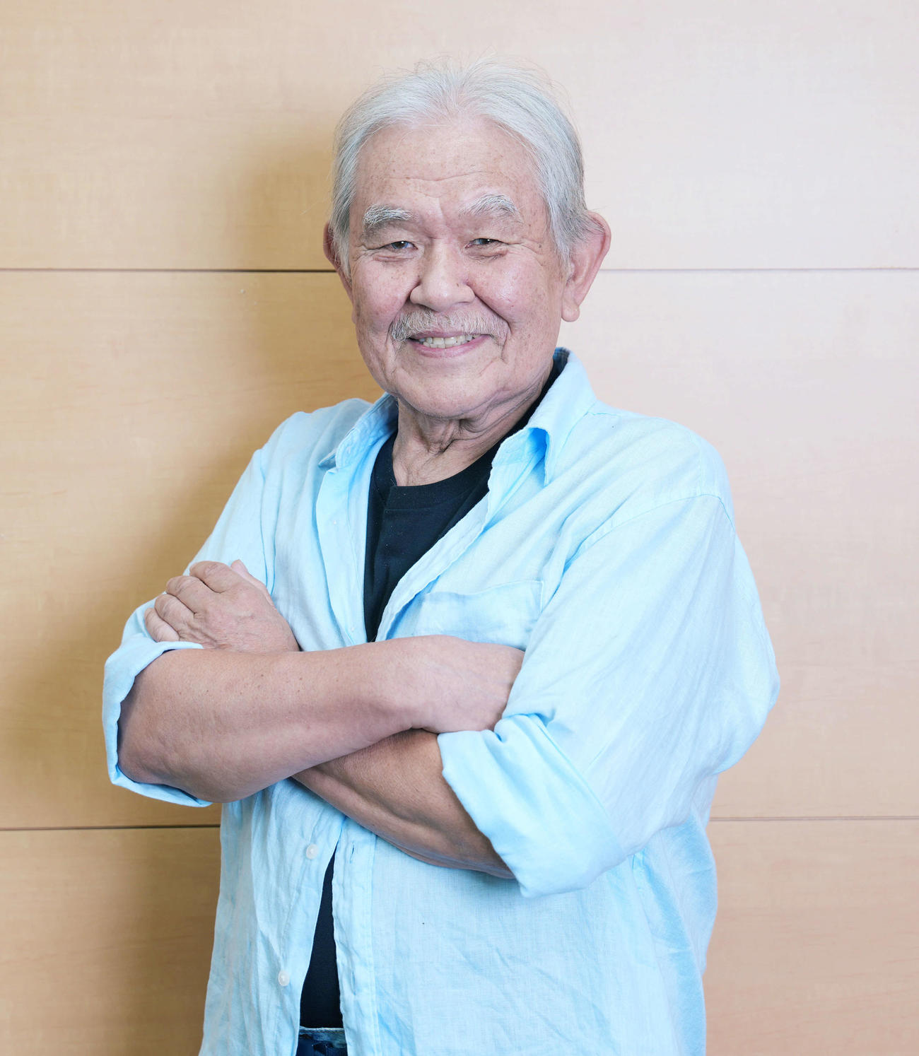 ひとり芝居「カクエイはかく語りきのインタビューに笑顔で腕を組む渡辺哲（撮影・小島史椰）