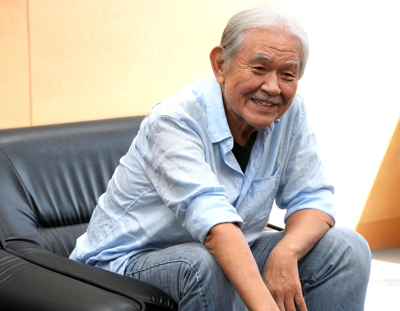 ひとり芝居「カクエイはかく語りきのインタビューに笑顔で答える渡辺哲（撮影・小島史椰）