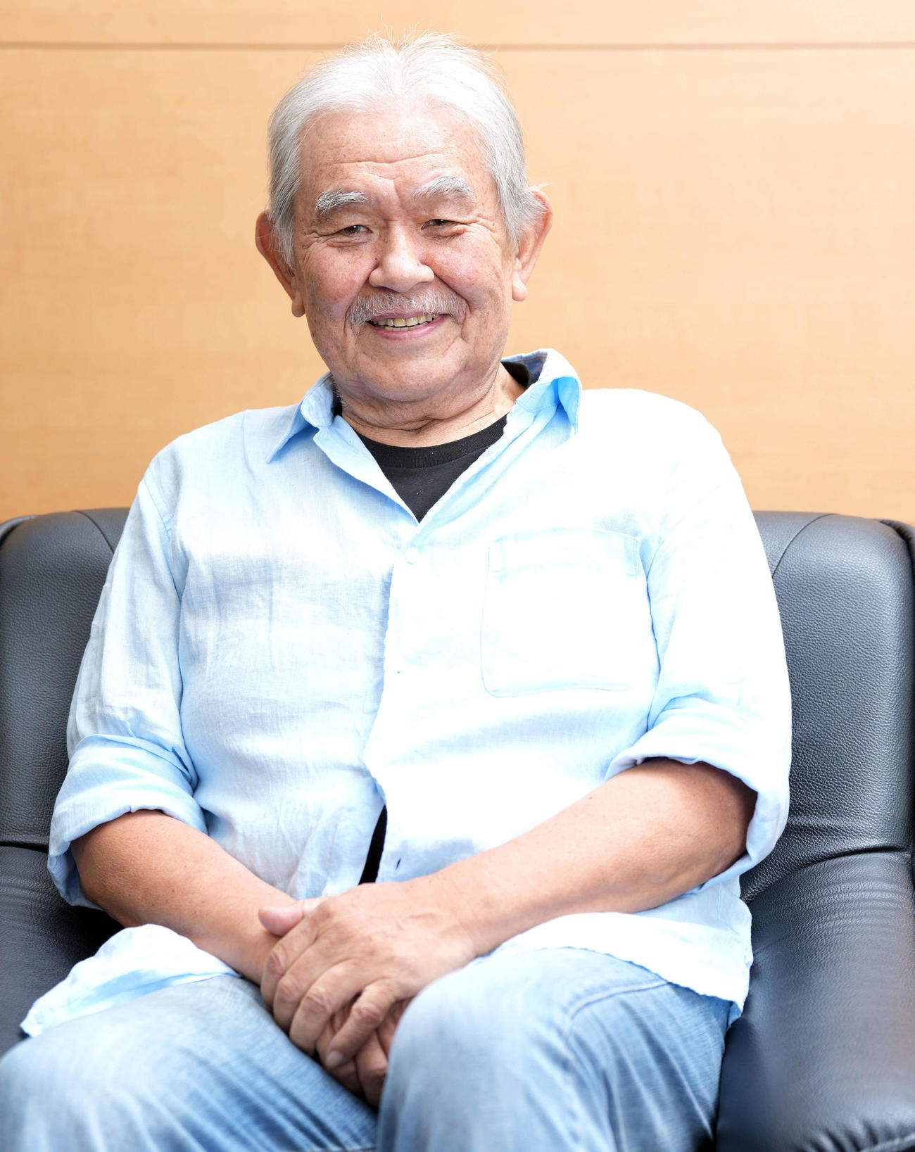 カメラに笑顔を向ける渡辺哲（撮影・小島史椰）