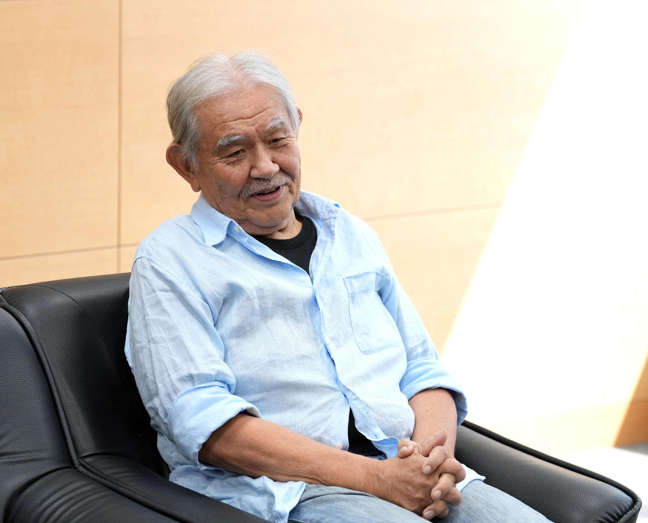 ひとり芝居「カクエイはかく語りきのインタビューに思いを語る渡辺哲（撮影・小島史椰）