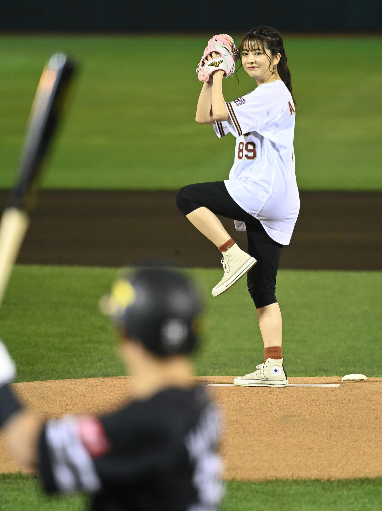 始球式で投球する明坂聡美（2021年10月撮影）
