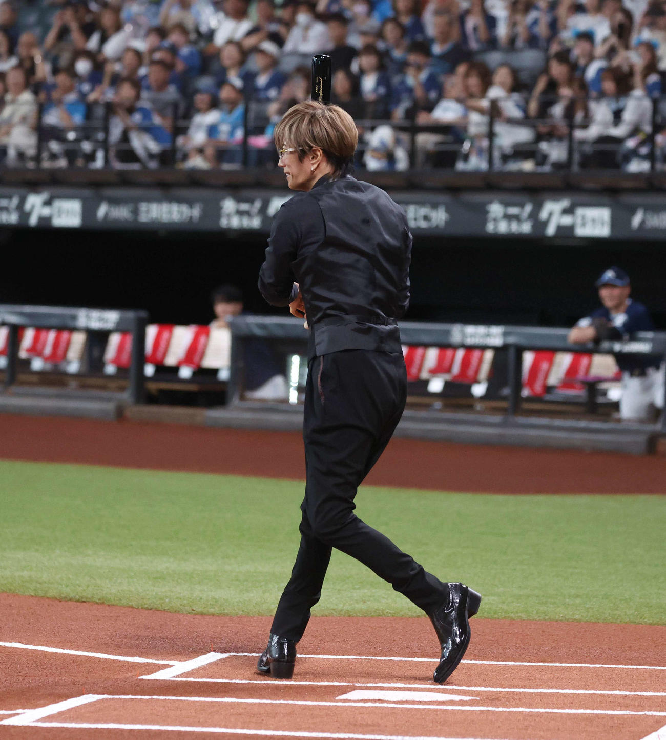 日本ハム対ソフトバンク　ファーストピッチセレモニーで空振りするGACKT（撮影・黒川智章）