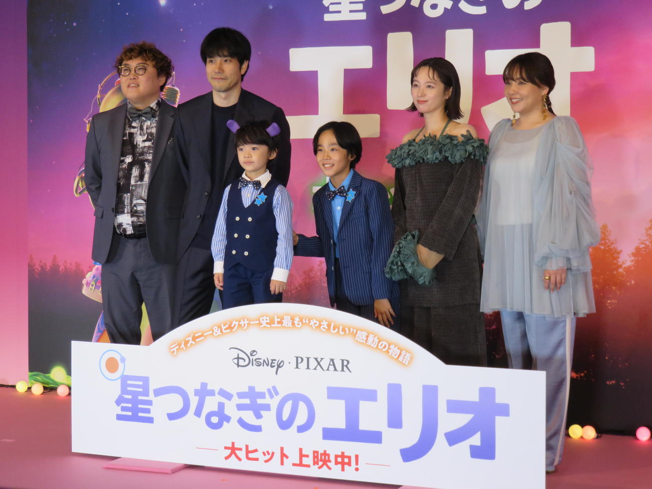 映画「星つなぎのエリオ」初日舞台あいさつに登壇した、左からマユリカ中谷、松山ケンイチ、佐藤大空、川原瑛都、清野菜名、野呂佳代