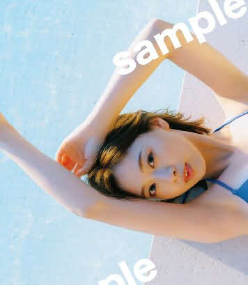 日向坂46富田鈴花ファースト写真集の特典カット／峠雄三氏撮影（C）光文社