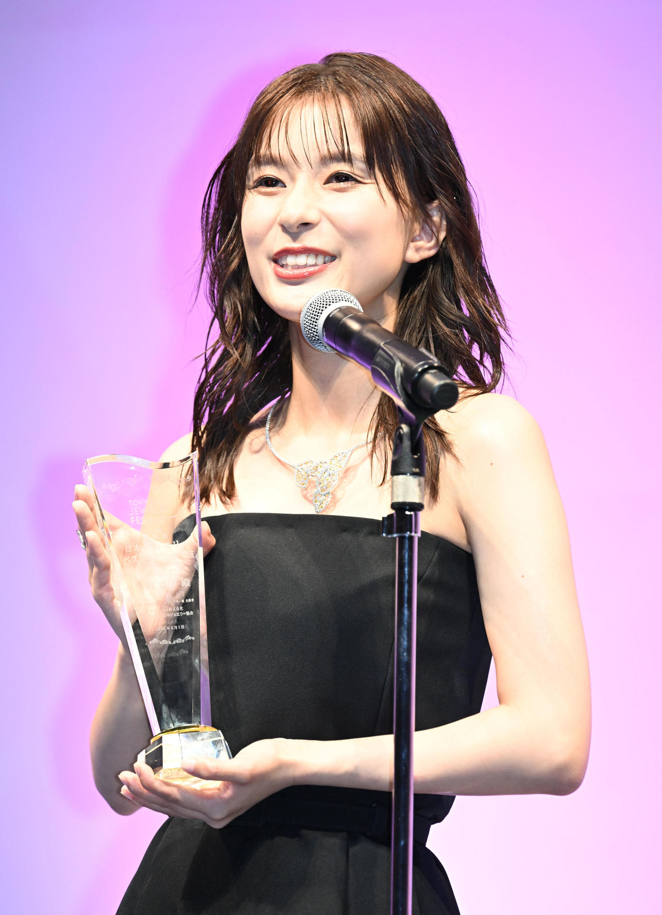 第36回日本ジュエリーベストドレッサー賞表彰式　20代部門で受賞した芳根京子（撮影・千葉一成）