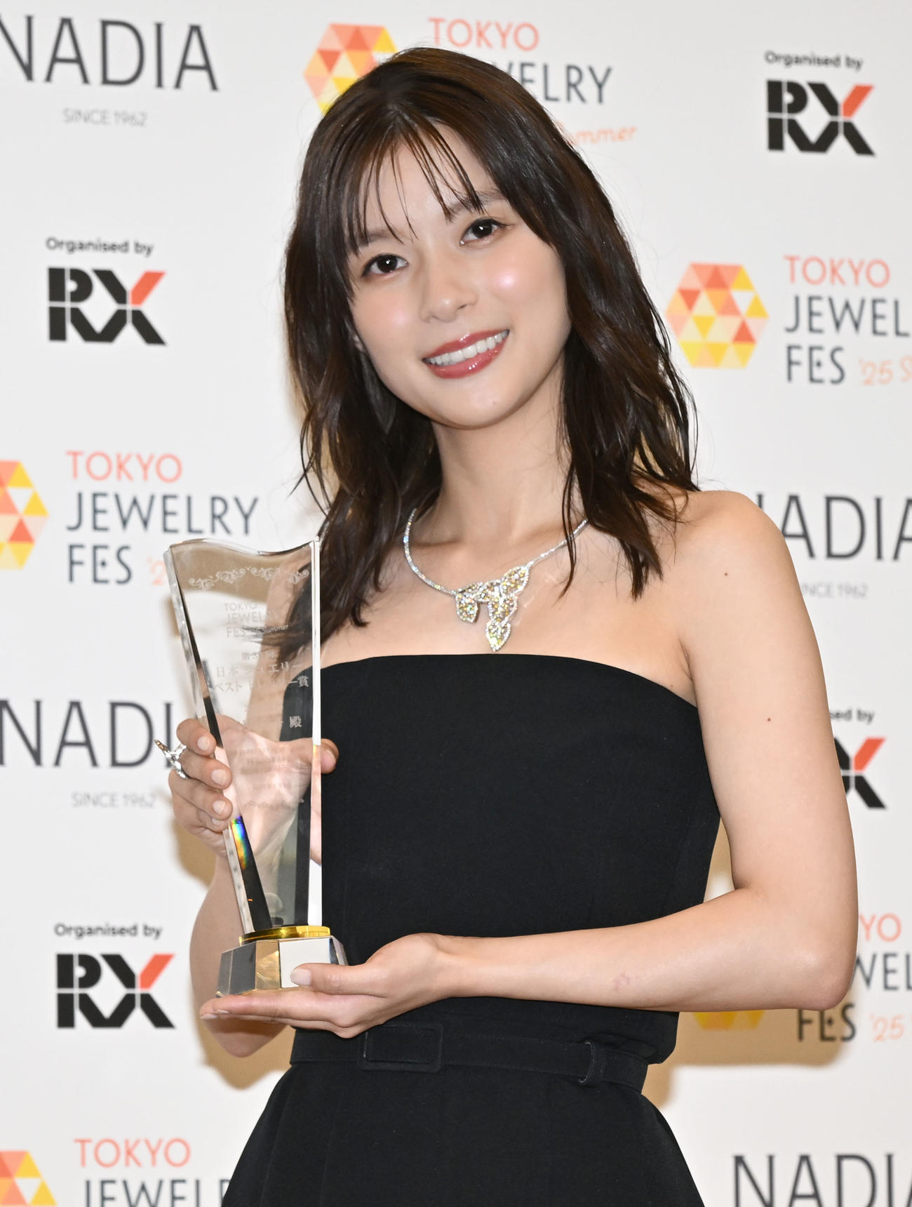 第36回日本ジュエリーベストドレッサー賞表彰式　20代部門で受賞した芳根京子（撮影・千葉一成）