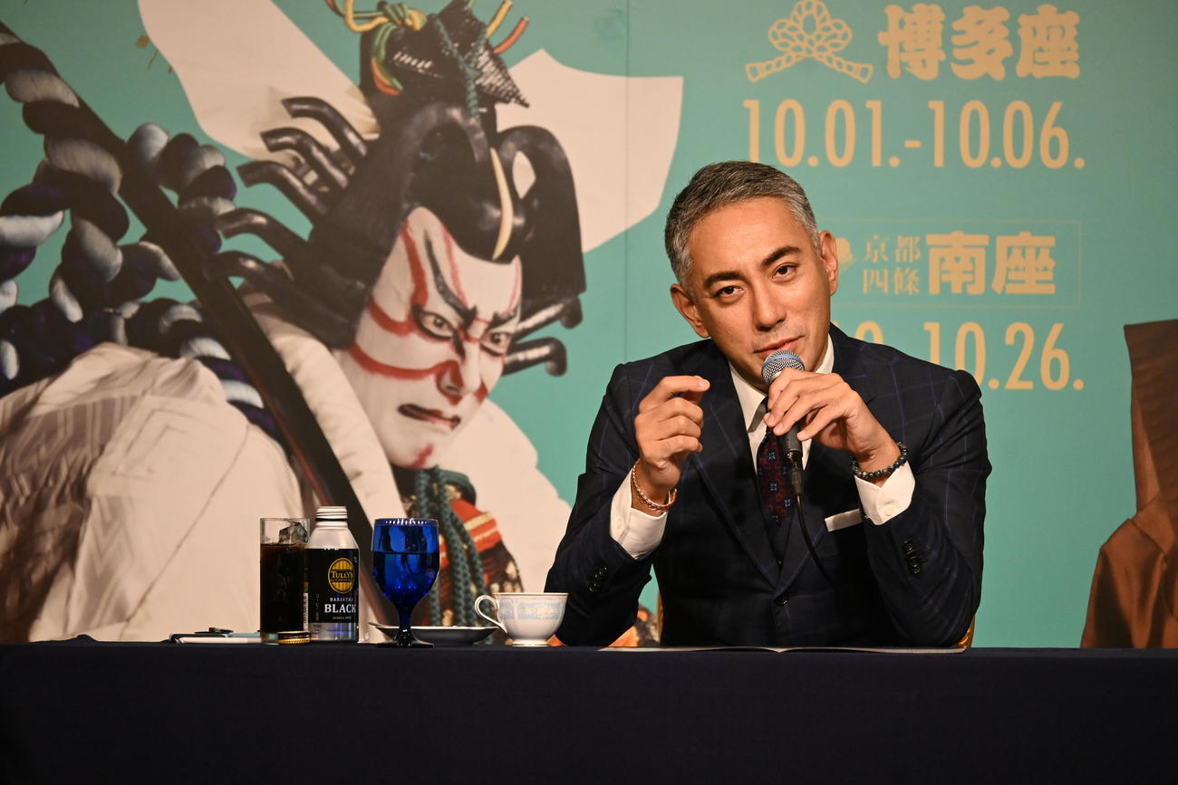 大阪市内で博多座、南座10月公演「市川團十郎　特別公演」の取材会に出席した市川團十郎（撮影・松浦隆司）