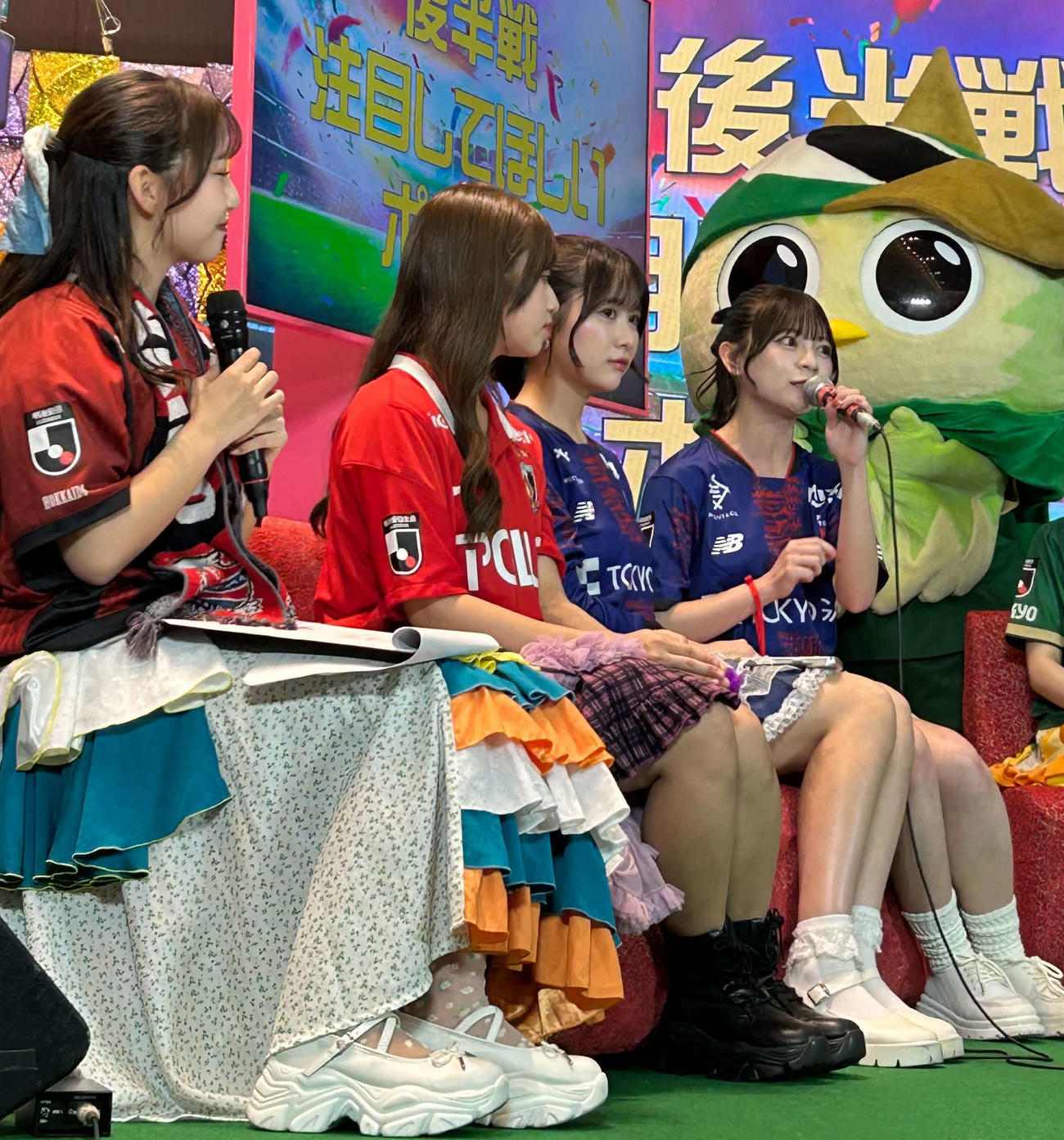 「TOKYO IDOL FESTIVAL 2025」の企画ステージ「サッカー大好き部～GO BEYONDサッカー愛で超えろ～」に出演したわーすた廣川奈々聖（左から4人目）とSUPER☆GiRLS鎌田彩樺（同3人目）