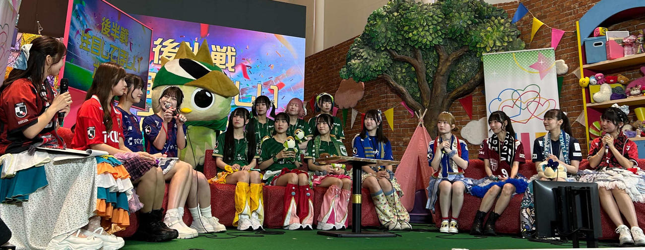 「TOKYO IDOL FESTIVAL 2025」の企画ステージ「サッカー大好き部～GO BEYONDサッカー愛で超えろ～」の様子