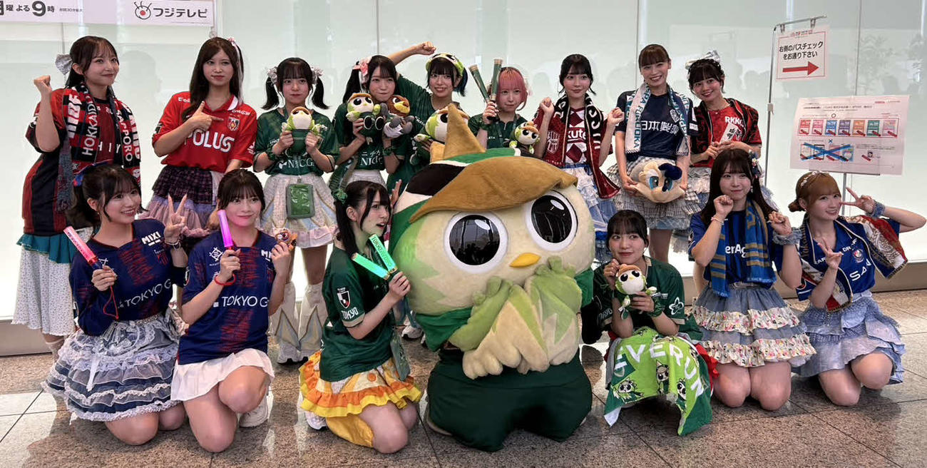 「TOKYO IDOL FESTIVAL 2025」の企画ステージ「サッカー大好き部～GO BEYONDサッカー愛で超えろ～」に出演したアイドルたち