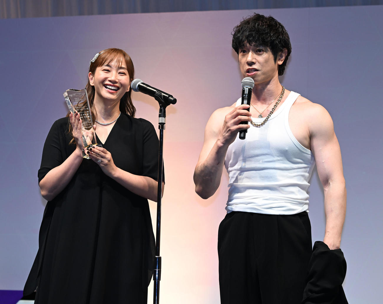 第36回日本ジュエリーベストドレッサー賞表彰式　特別賞ベストパートナー部門を受賞した庄司智春と藤本美貴夫妻（撮影・千葉一成）