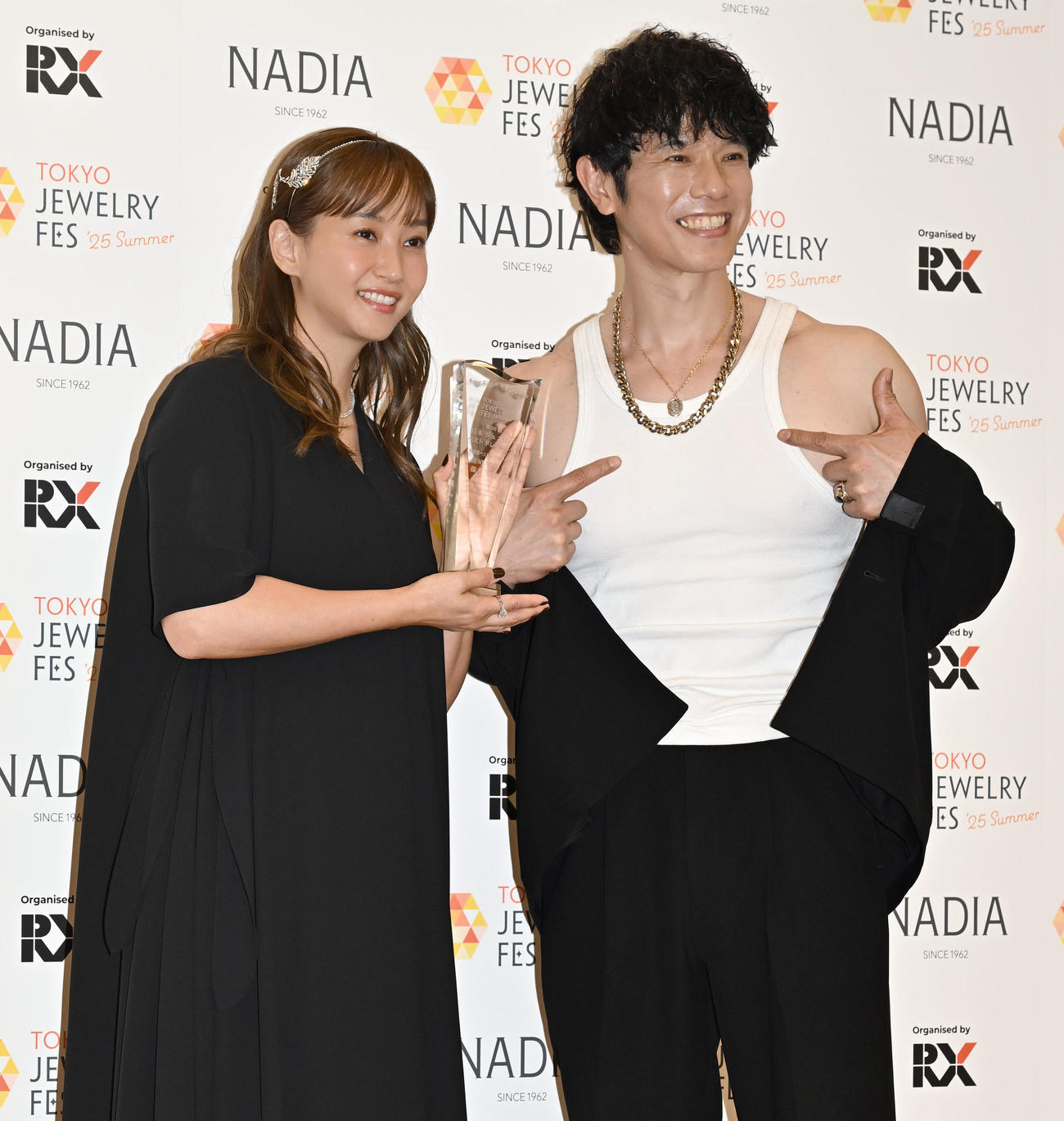 第36回日本ジュエリーベストドレッサー賞表彰式　特別賞ベストパートナー部門を受賞した庄司智春と藤本美貴夫妻（撮影・千葉一成）