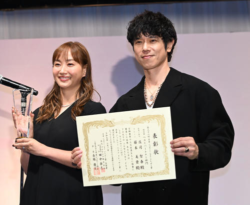 第36回日本ジュエリーベストドレッサー賞表彰式　特別賞ベストパートナー部門を受賞した庄司智春と藤本美貴夫妻（撮影・千葉一成）