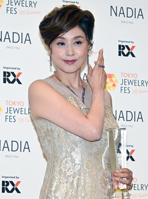 第36回日本ジュエリーベストドレッサー賞表彰式　50代部門で受賞した藤原紀香（撮影・千葉一成）