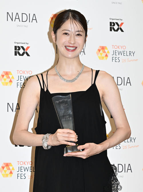 第36回日本ジュエリーベストドレッサー賞表彰式　40代部門で受賞した松本若菜（撮影・千葉一成）