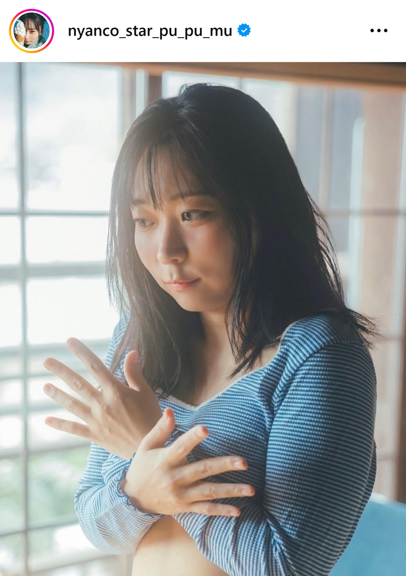 アンゴラ村長ウエストチラ見せ（アンゴラ村長のインスタグラムから）