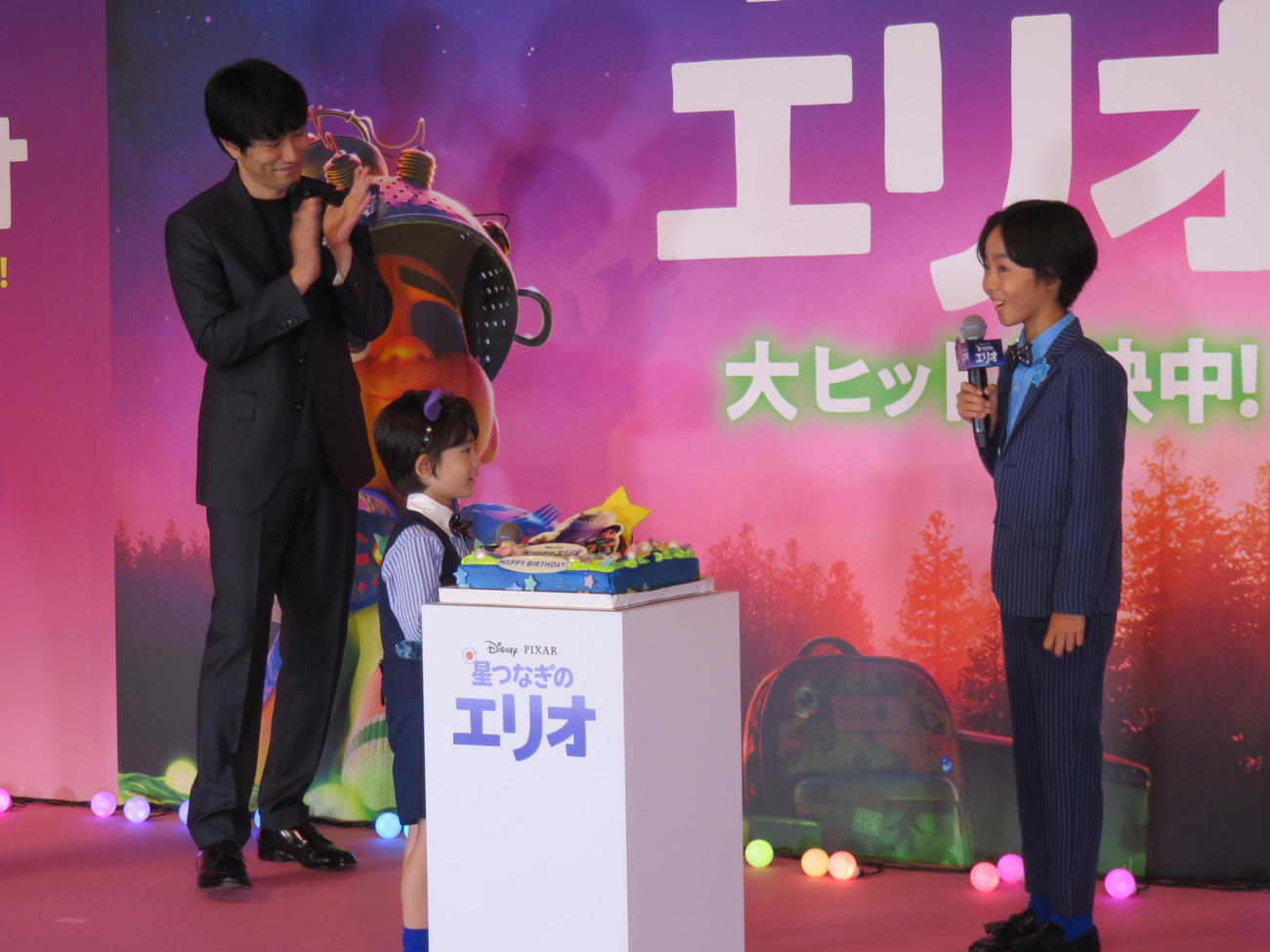 映画「星つなぎのエリオ」初日舞台あいさつで、川原瑛都（右）にサプライズの手紙を読む佐藤大空（中央）と拍手で見守る松山ケンイチ