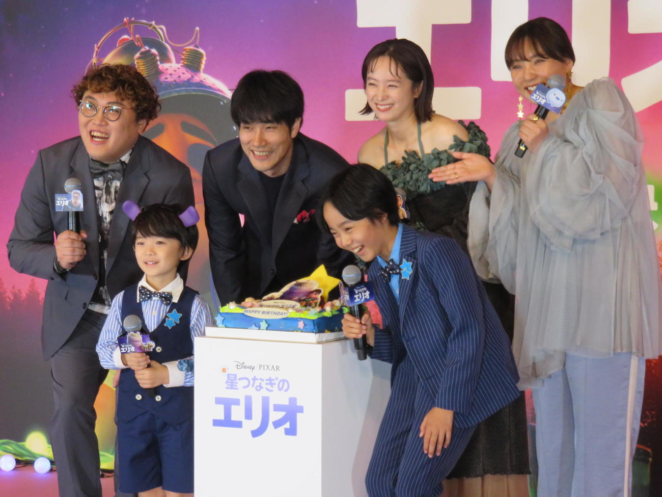 映画「星つなぎのエリオ」初日舞台あいさつで、川原瑛都（下段右）のバースデーケーキを囲む日本版声優陣。上段左からマユリカ中谷、松山ケンイチ、清野菜名、野呂佳代。下段左は佐藤大空