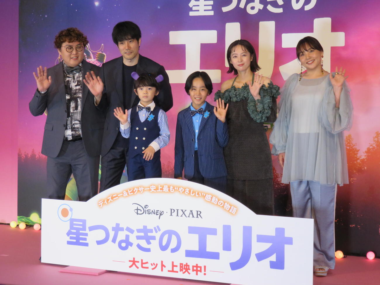 映画「星つなぎのエリオ」初日舞台あいさつに登壇した、左からマユリカ中谷、松山ケンイチ、佐藤大空、川原瑛都、清野菜名、野呂佳代