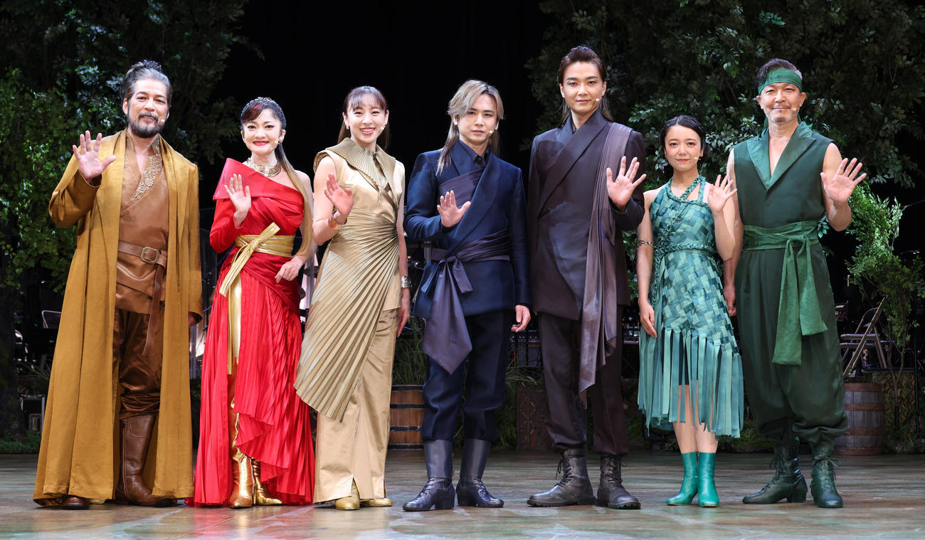 ミュージカル「ナイツ・テイル　ー騎士物語ー」開幕記念会見を行う、左から宮川浩、島田歌穂、音月桂、堂本光一、井上芳雄、上白石萌音、大澄賢也（撮影・中島郁夫）