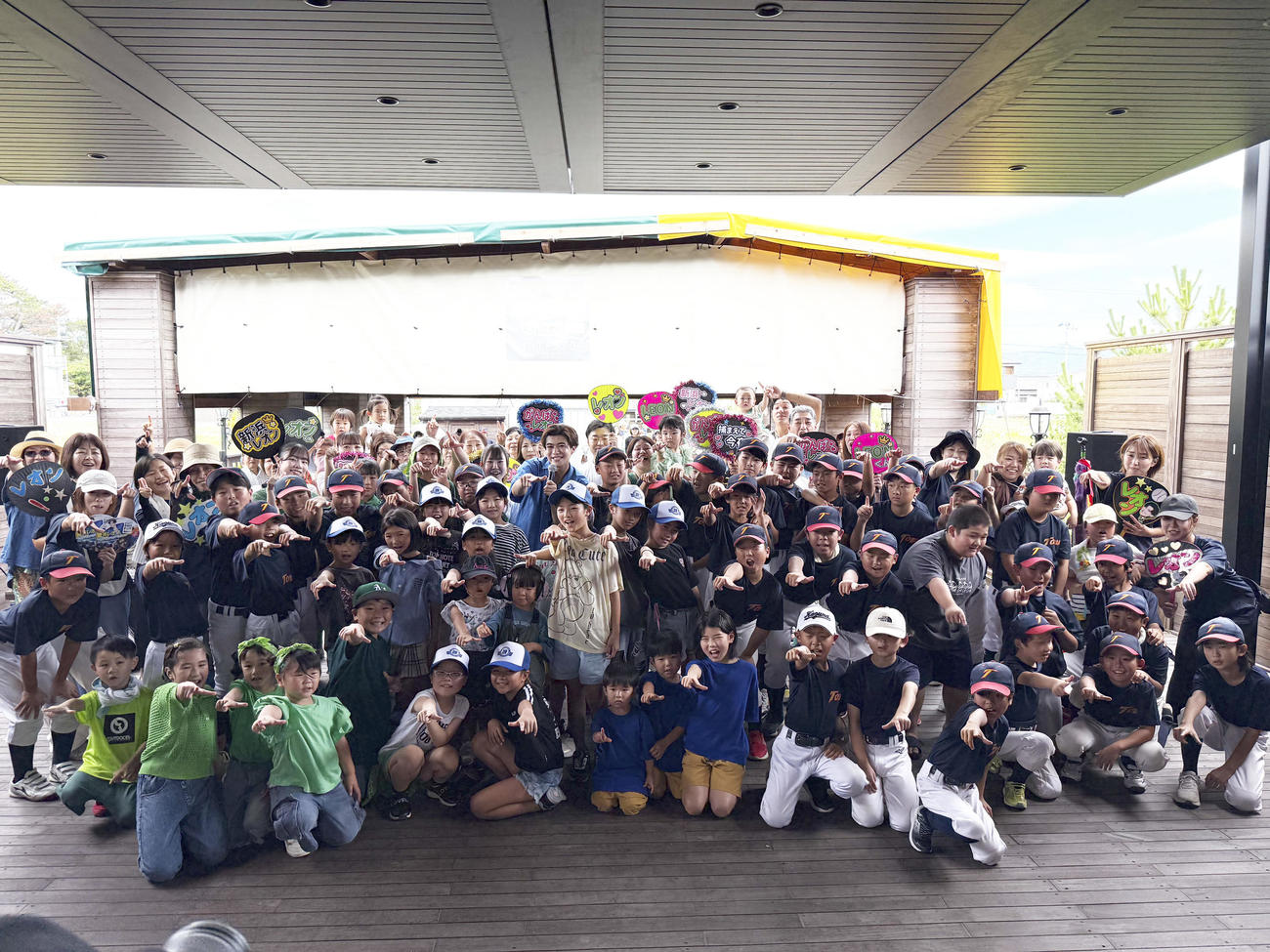 野外音楽堂渡波レインボーシアターで子どもたちと記念撮影する新浜レオン