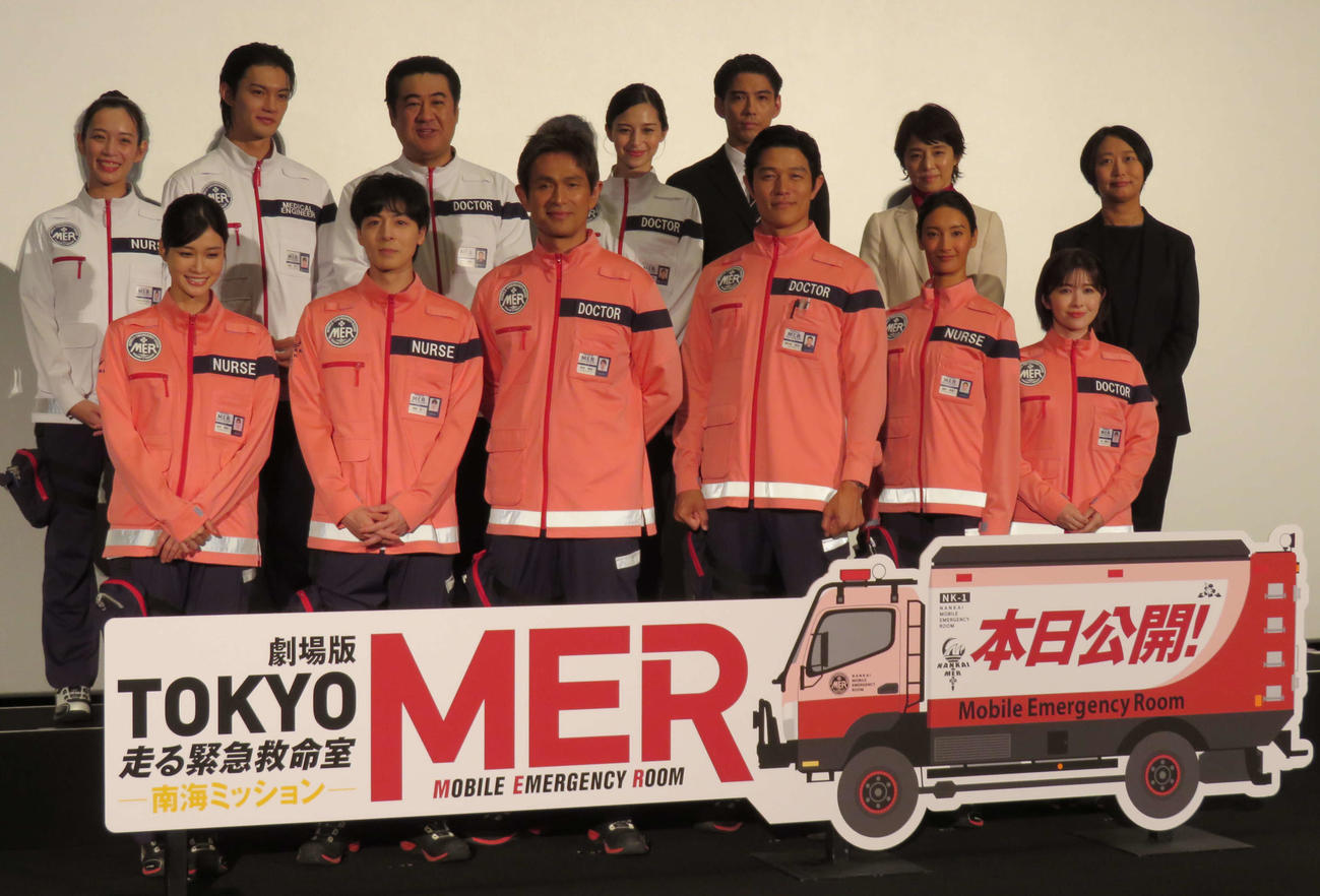 「劇場版TOKYO MER～走る緊急救命室～南海ミッション」初日舞台あいさつに登壇した、前列左から生見愛瑠、高杉真宙、江口洋介、鈴木亮平、菜々緒、宮澤エマ、後列左からフォンチー、M！LK佐野勇斗、小手伸也、中条あやみ、賀来賢人、石田ゆり子、松木彩監督、（撮影・村上幸将）