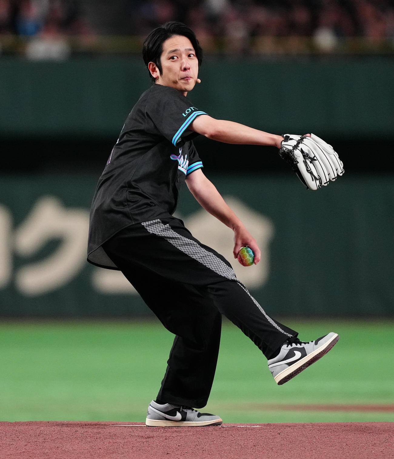 2025年7月31日、ロッテ対楽天でファーストピッチで投球する二宮和也（撮影・鈴木みどり）