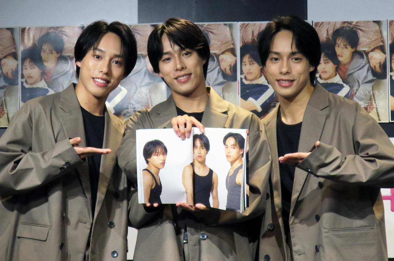 写真集「佐藤三兄弟1st写真集　Mirrors」発売記念会見を行った佐藤三兄弟。左から、長男綾人、次男颯人、三男嘉人