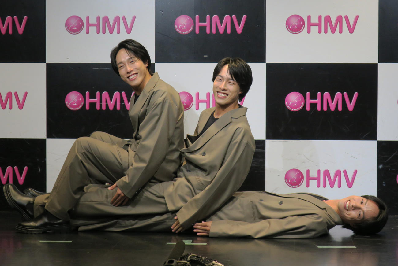 写真集「佐藤三兄弟1st写真集　Mirrors」発売記念会見を行い、「幽体離脱離脱」ネタを披露する佐藤三兄弟。左から、長男綾人、次男颯人、三男嘉人