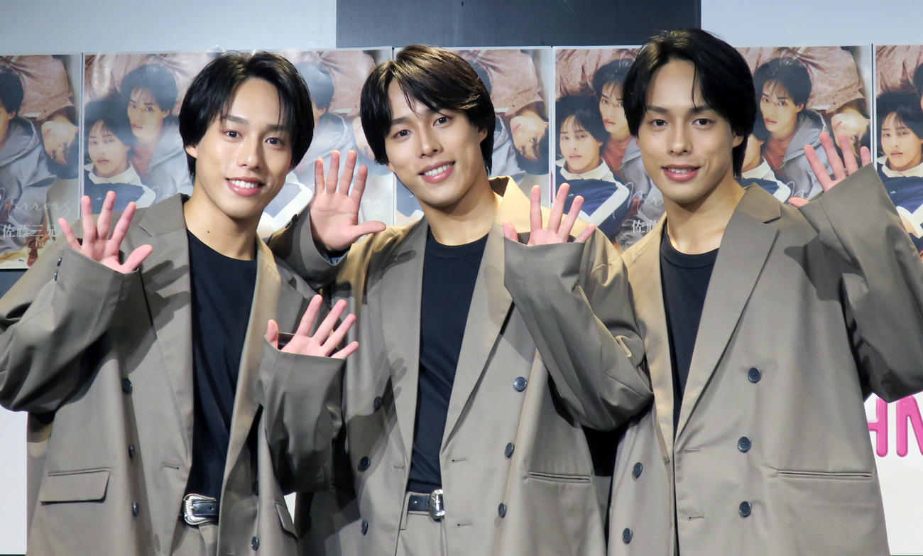 写真集「佐藤三兄弟1st写真集　Mirrors」発売記念会見を行った佐藤三兄弟。左から、長男綾人、次男颯人、三男嘉人