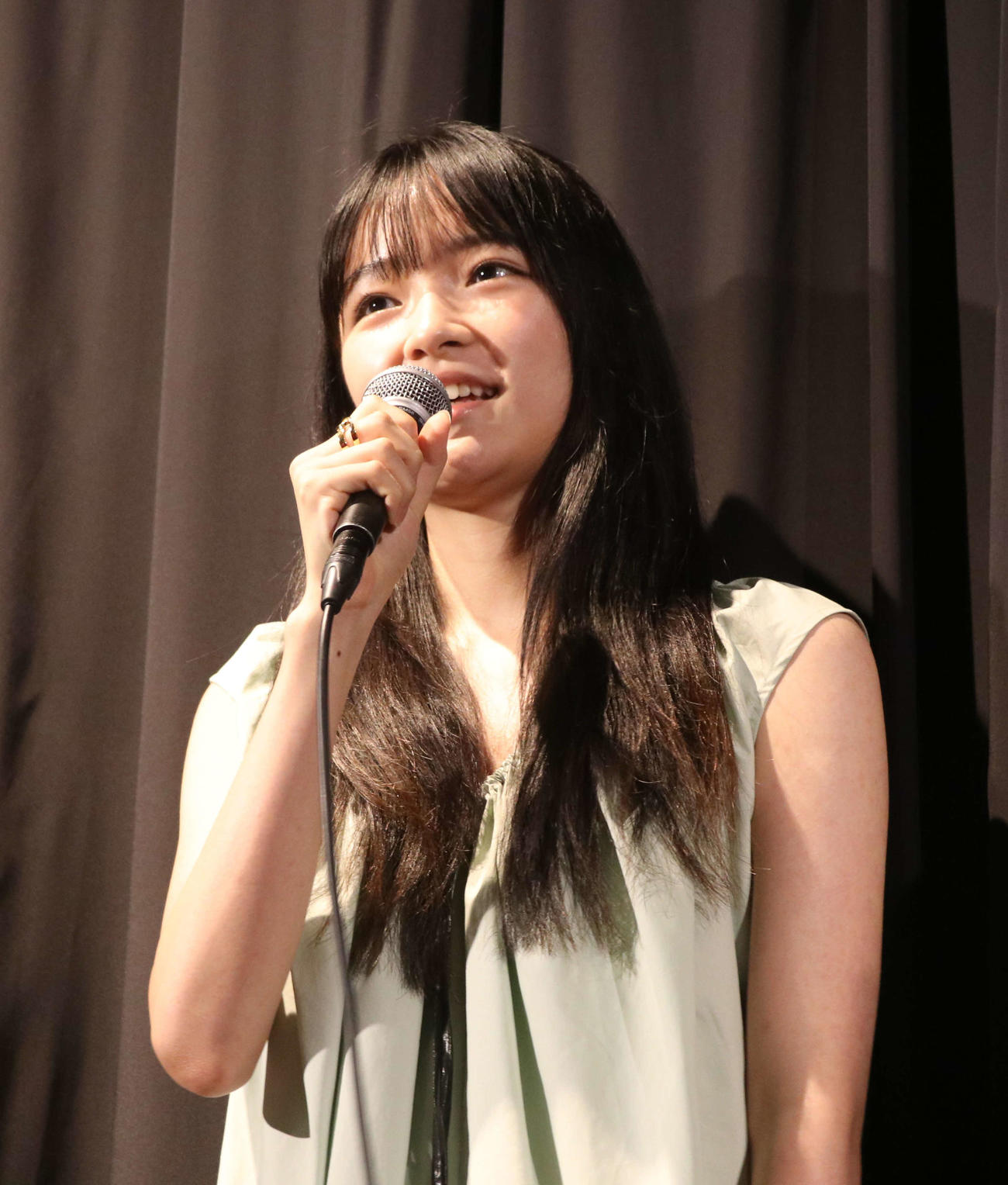 映画「行きがけの空」の舞台あいさつに登壇した服部樹咲（撮影・寺本吏輝）