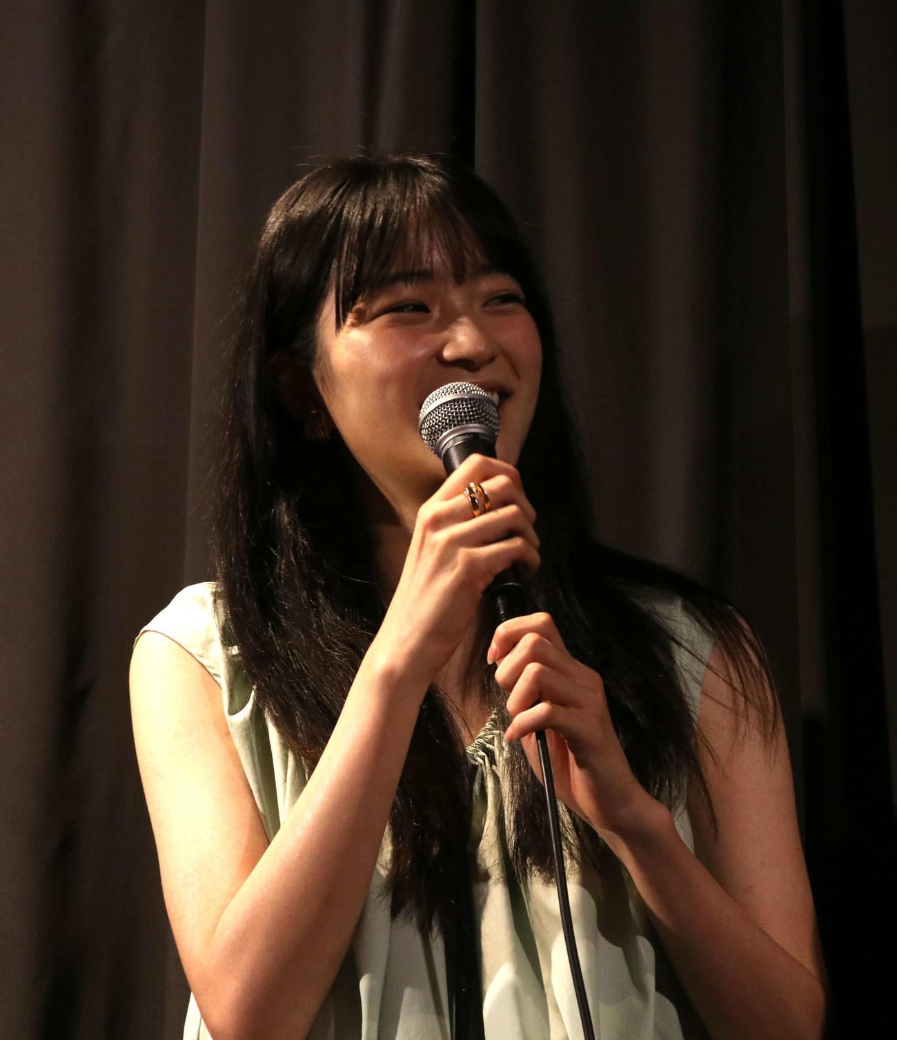 映画「行きがけの空」の舞台あいさつに登壇した服部樹咲（撮影・寺本吏輝）