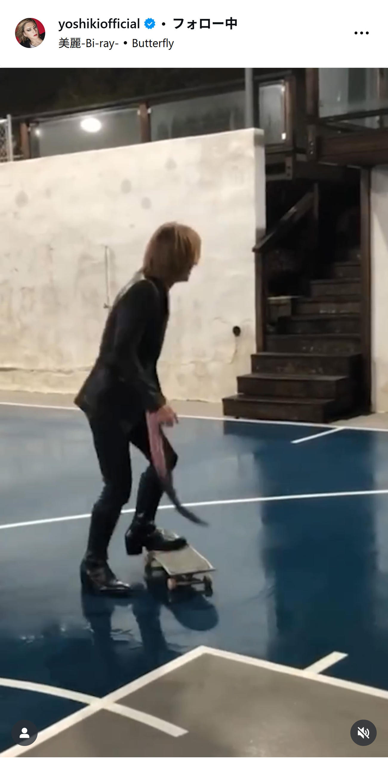 スケボーする姿を公開したYOSHIKI（インスタグラムから）