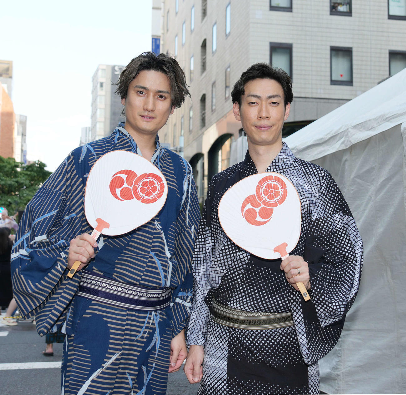 「第56回ホリデープロムナードゆかたで銀ぶら2025」の囲み取材に登場した中村隼人（左）と坂東巳之助（撮影・小島史椰）
