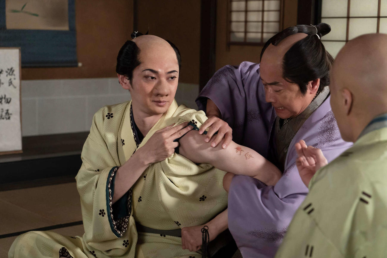 NHK大河ドラマ「べらぼう～蔦重栄華乃夢噺～」で戯作者で浮世絵師の北尾政演（山東京伝）を演じる古川雄大（左端）