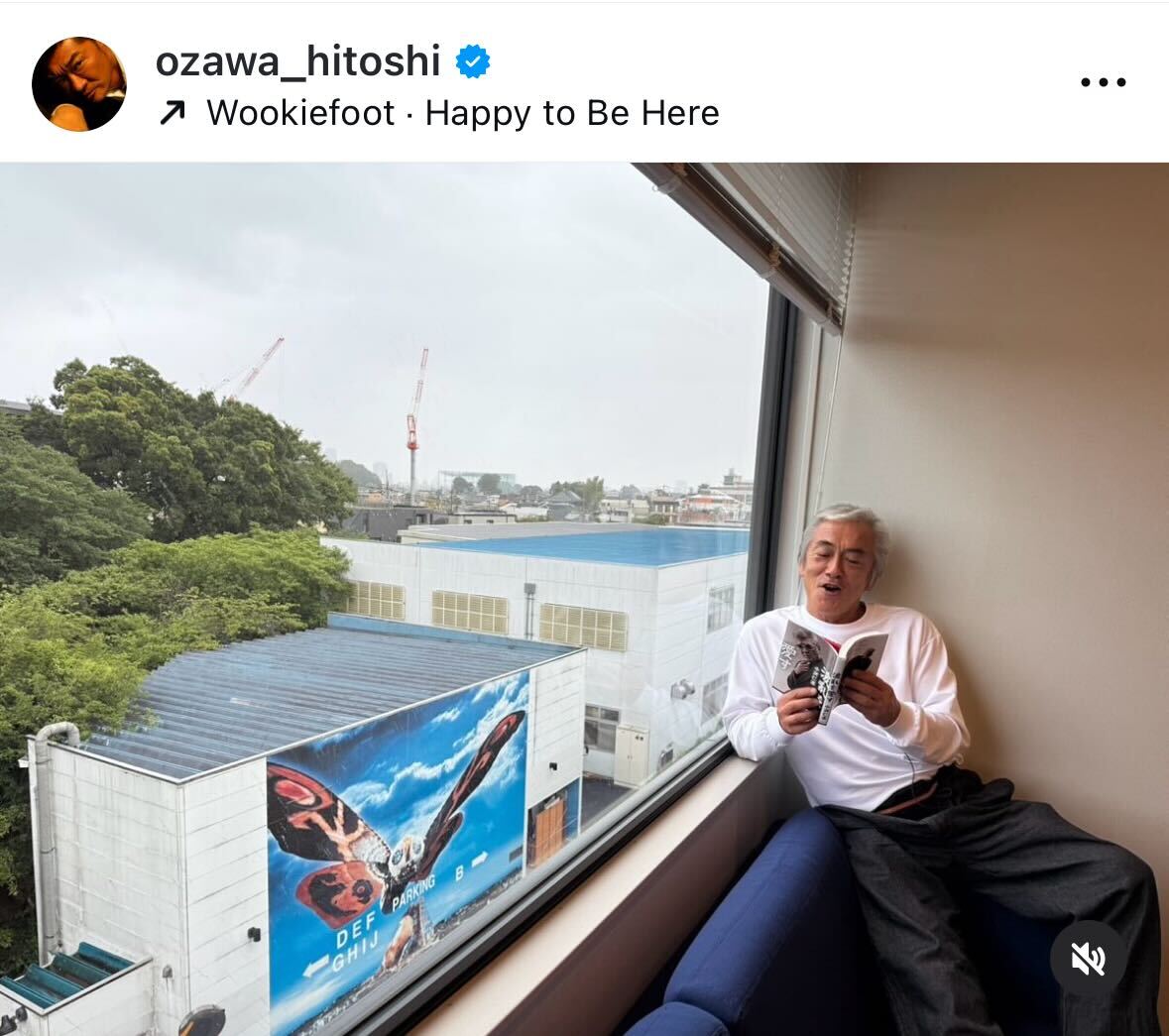 小沢仁志の著書を手にする寺島進（インスタグラムから）