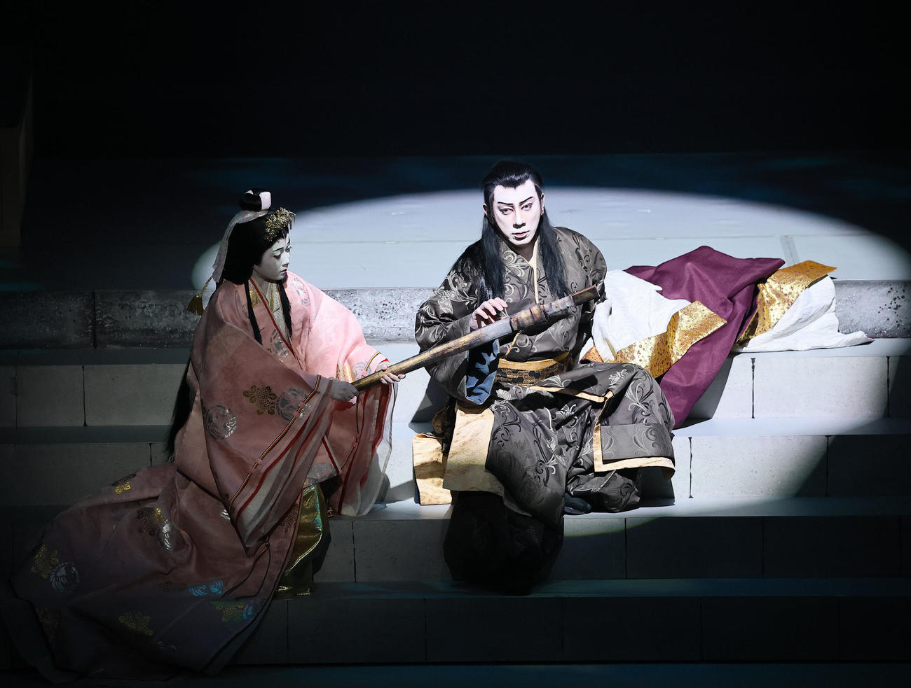 JAPAN THEATER　「SEIMEI」の万博スペシャルバージョンを披露する市川團十郎（左）と長女の市川ぼたん（撮影・藤尾明華）