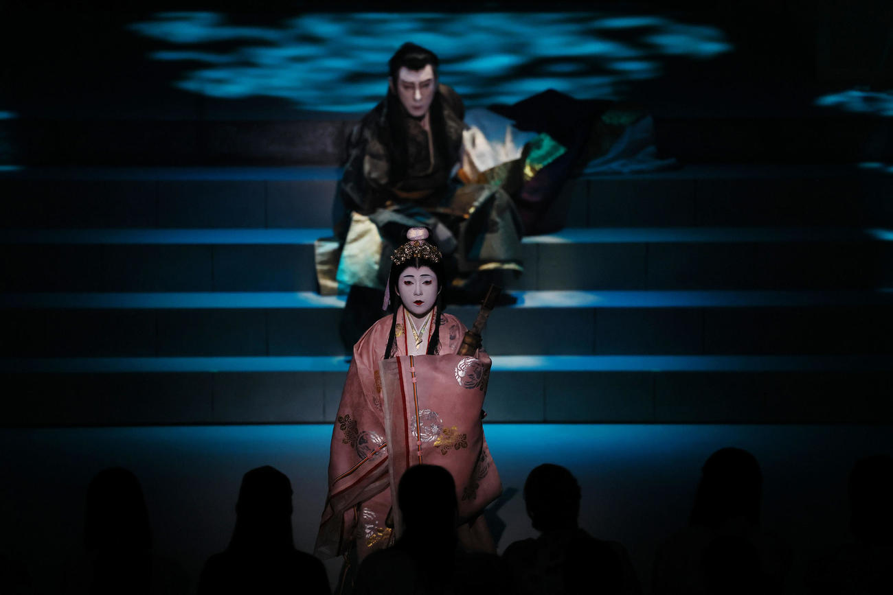 JAPAN THEATER　「SEIMEI」の万博スペシャルバージョンを披露する市川ぼたん（手前）と市川團十郎（撮影・藤尾明華）