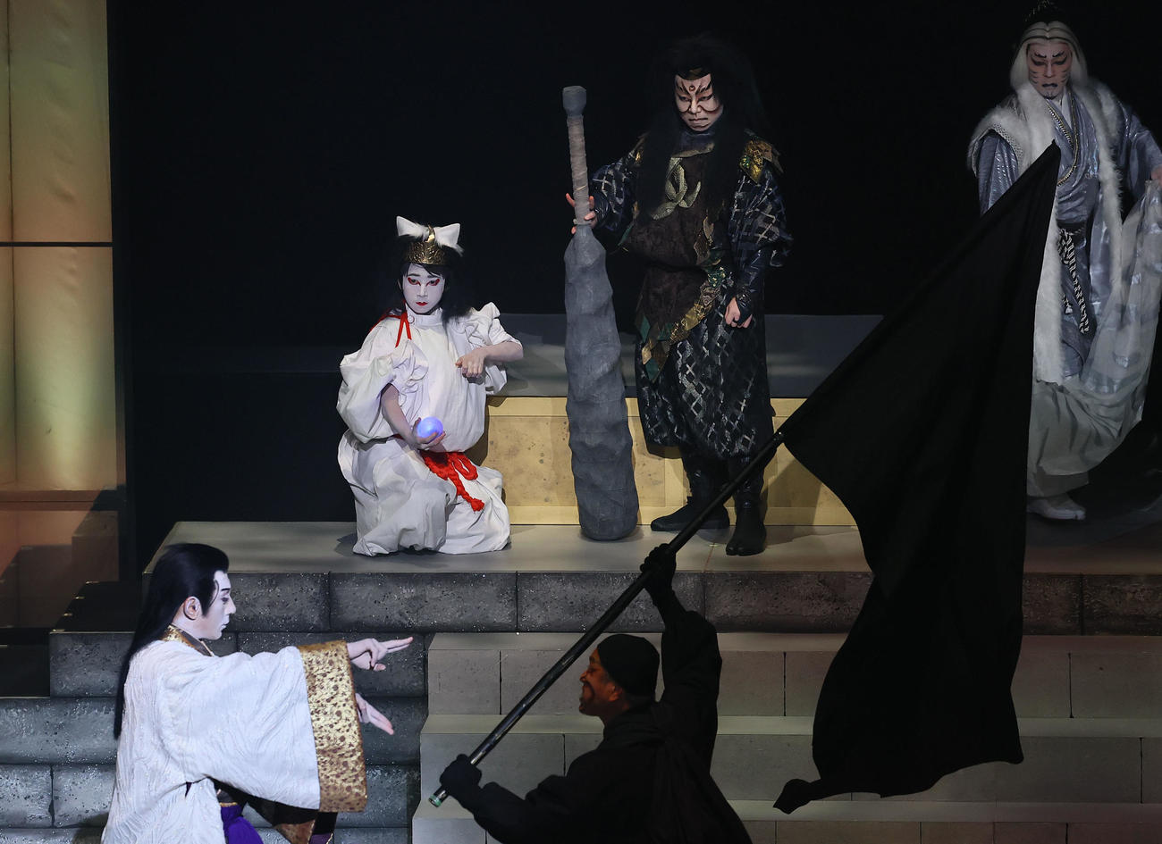 JAPAN THEATER　「SEIMEI」の万博スペシャルバージョンを披露する市川新之助（奥左）。手前は市川團十郎（撮影・藤尾明華）