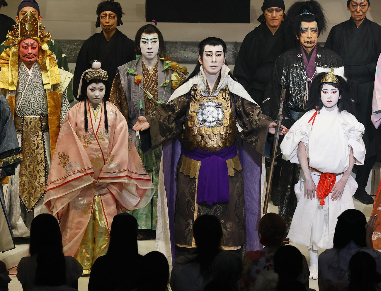 JAPAN THEATER　「SEIMEI」の万博スペシャルバージョンを終え、あいさつする市川團十郎（中央）、市川新之助（右）、市川ぼたん（撮影・藤尾明華）