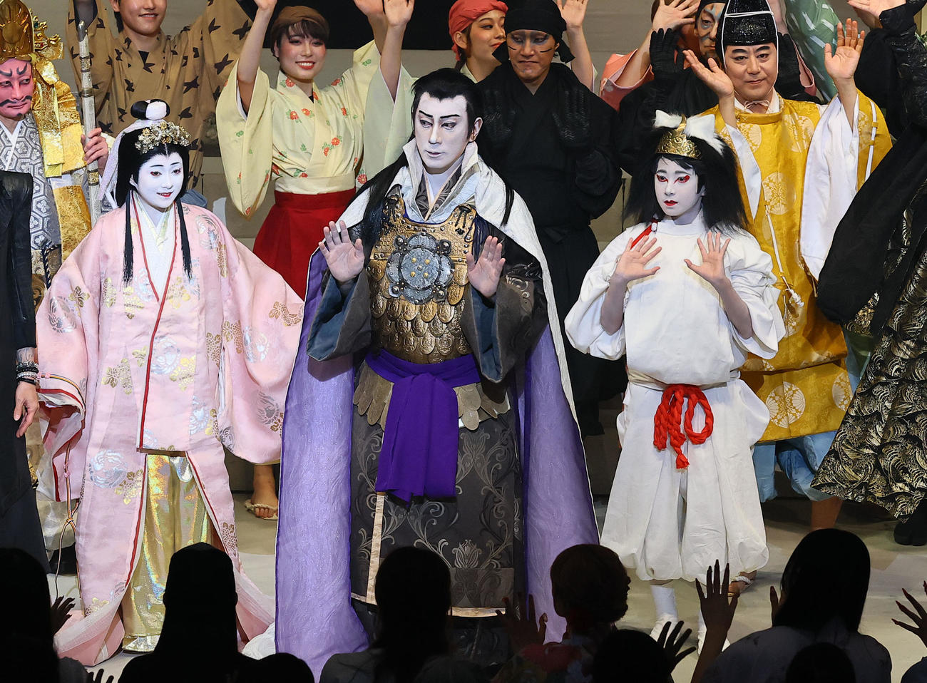 JAPAN THEATER　「SEIMEI」の万博スペシャルバージョンを終え、あいさつする市川團十郎（中央）、市川新之助（右）、市川ぼたん（撮影・藤尾明華）