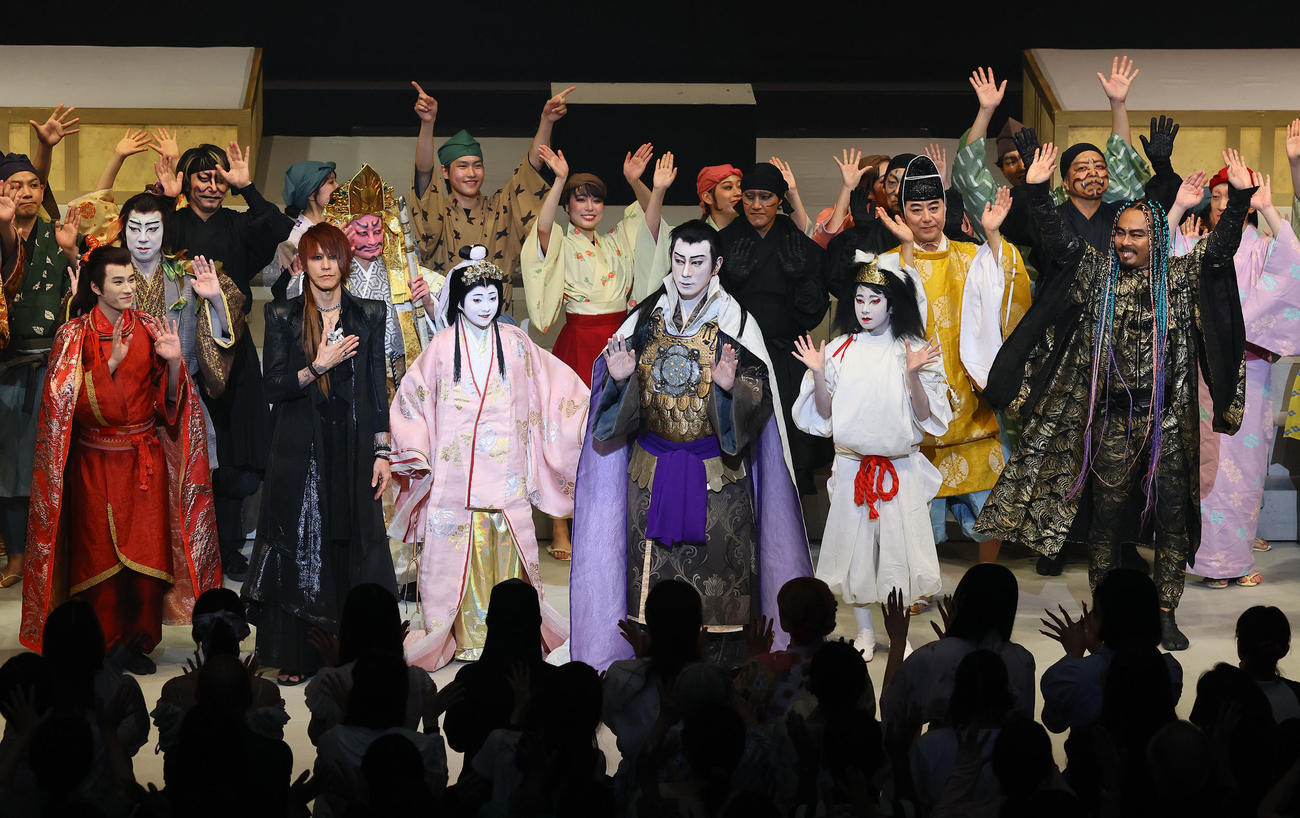 JAPAN THEATER　「SEIMEI」の万博スペシャルバージョンを終え、あいさつする左から嶋﨑斗亜、ギタリストのSUGIZO、市川ぼたん、市川團十郎、市川新之助、ダンスアーティストのケント・モリ（撮影・藤尾明華）