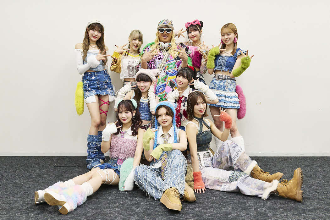 DJ KOO（最後列中央））とBEYOOOOONDSのメンバーたち