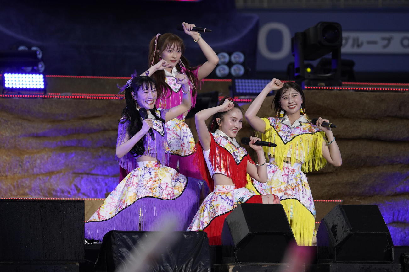 「ハマの夜祭り番長襲名記念　ももクロ夏のバカ騒ぎ2025 in横浜スタジアム」を行ったももいろクローバーZ（C）キングレコード
