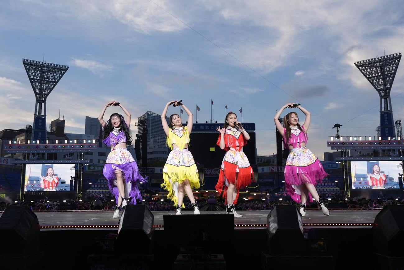 「ハマの夜祭り番長襲名記念　ももクロ夏のバカ騒ぎ2025 in横浜スタジアム」を行ったももいろクローバーZ（C）キングレコード