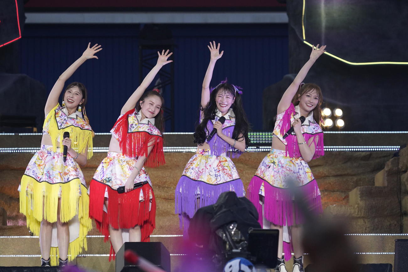 「ハマの夜祭り番長襲名記念　ももクロ夏のバカ騒ぎ2025 in横浜スタジアム」を行ったももいろクローバーZ（C）キングレコード