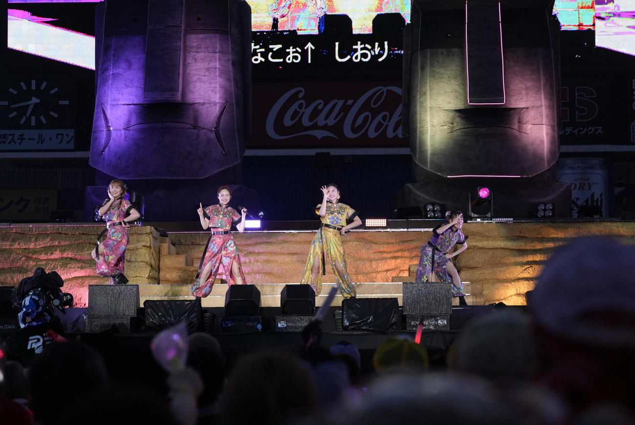 「ハマの夜祭り番長襲名記念　ももクロ夏のバカ騒ぎ2025 in横浜スタジアム」を行ったももいろクローバーZ（C）キングレコード